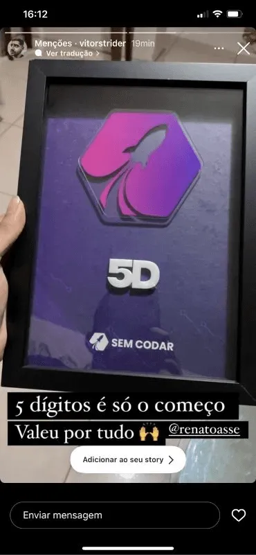 Aluno com placa comemorativa ibe.IA
