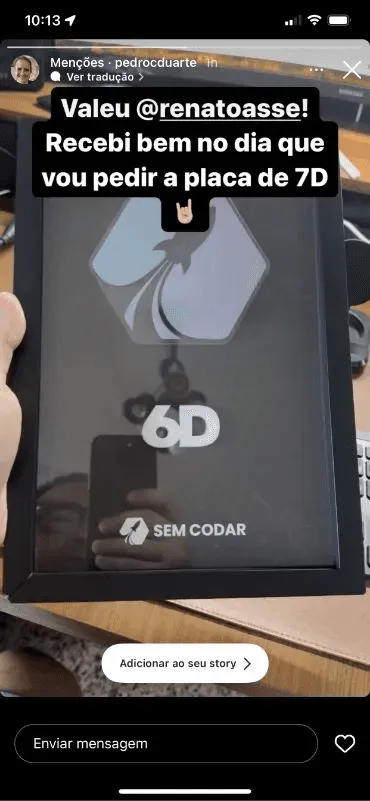 Aluno com placa comemorativa ibe.IA