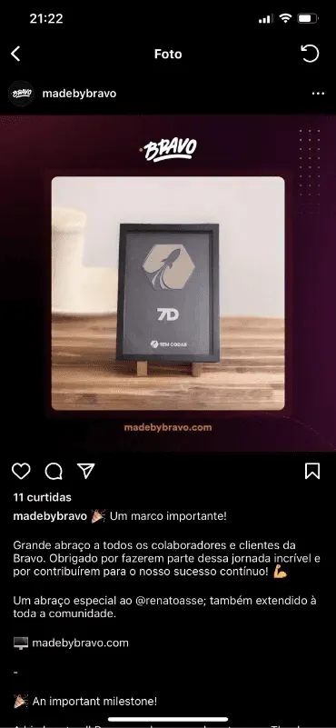 Aluno com placa comemorativa ibe.IA